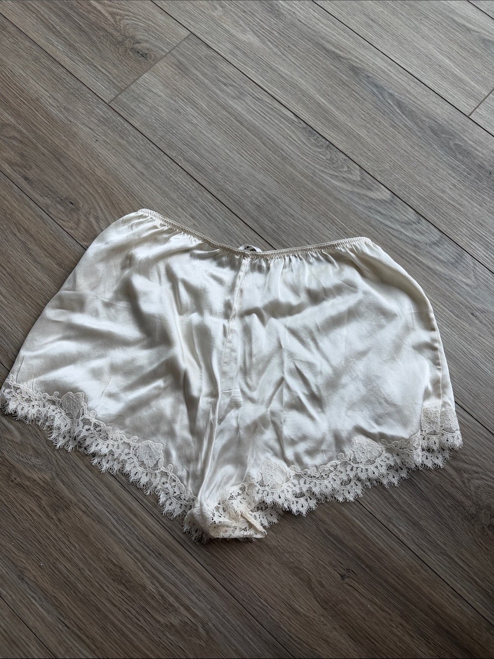 DÔEN iona lace silk shorts - Picture 4 of 4